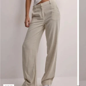 Lowwaist linnen pants - Säljer ett par linnebyxor från Nelly i storlek 32. Endast använda ett fåtal gånger, säljer då de tyvärr är för små för mig. Skriv med frågor eller för fler bilder☺️Lägg gärna ett bud!
