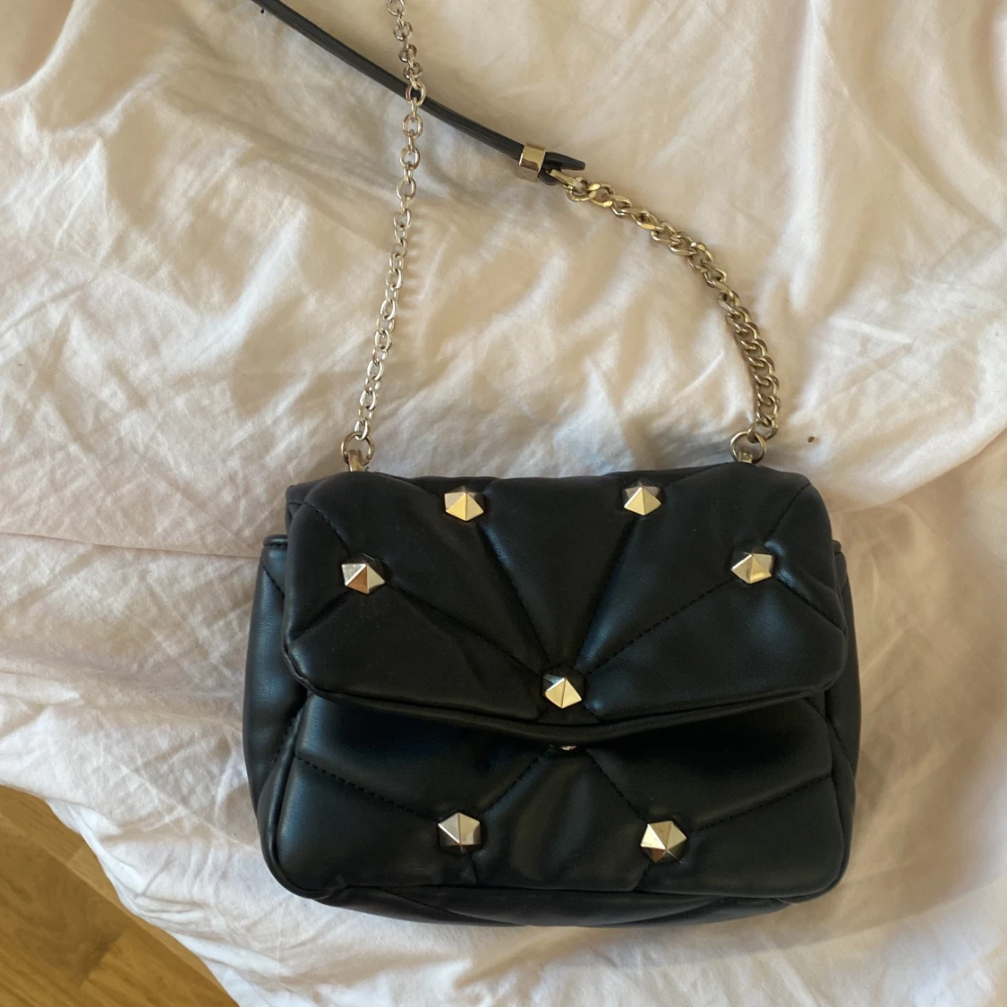 Svart axelväska med kedja från Zara - 1