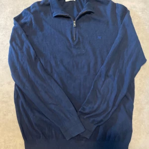 Mörkblå Pedro del Hierro half zip tröja - Snygg mörkblå tröja från Pedro del Hierro i lyxig blandning av silke och kashmir. Tröjan har en stilren half zip vid halsen och diskret broderad logga på bröstet. Perfekt för dig som gillar klassisk och bekväm stil med premiumkänsla. Mått, längd 64cm, bredd 53cm, armlängd 50cm | kolla gärna in profilen för liknande produkter och skriv vid minsta lilla fråga 