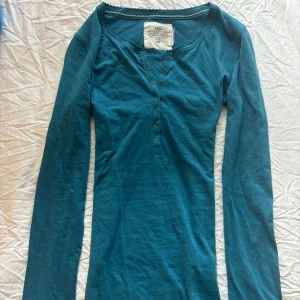 Vintage button up top - Vintage abercrombie & fitch liknande topp. Påminner om Elena Gilberts stil. Är väldigt liten i modellen med stretch material för en extra tight look, om din normala storlek är xs/s så sitter den väldigt tight. Pris kan diskuteras 
