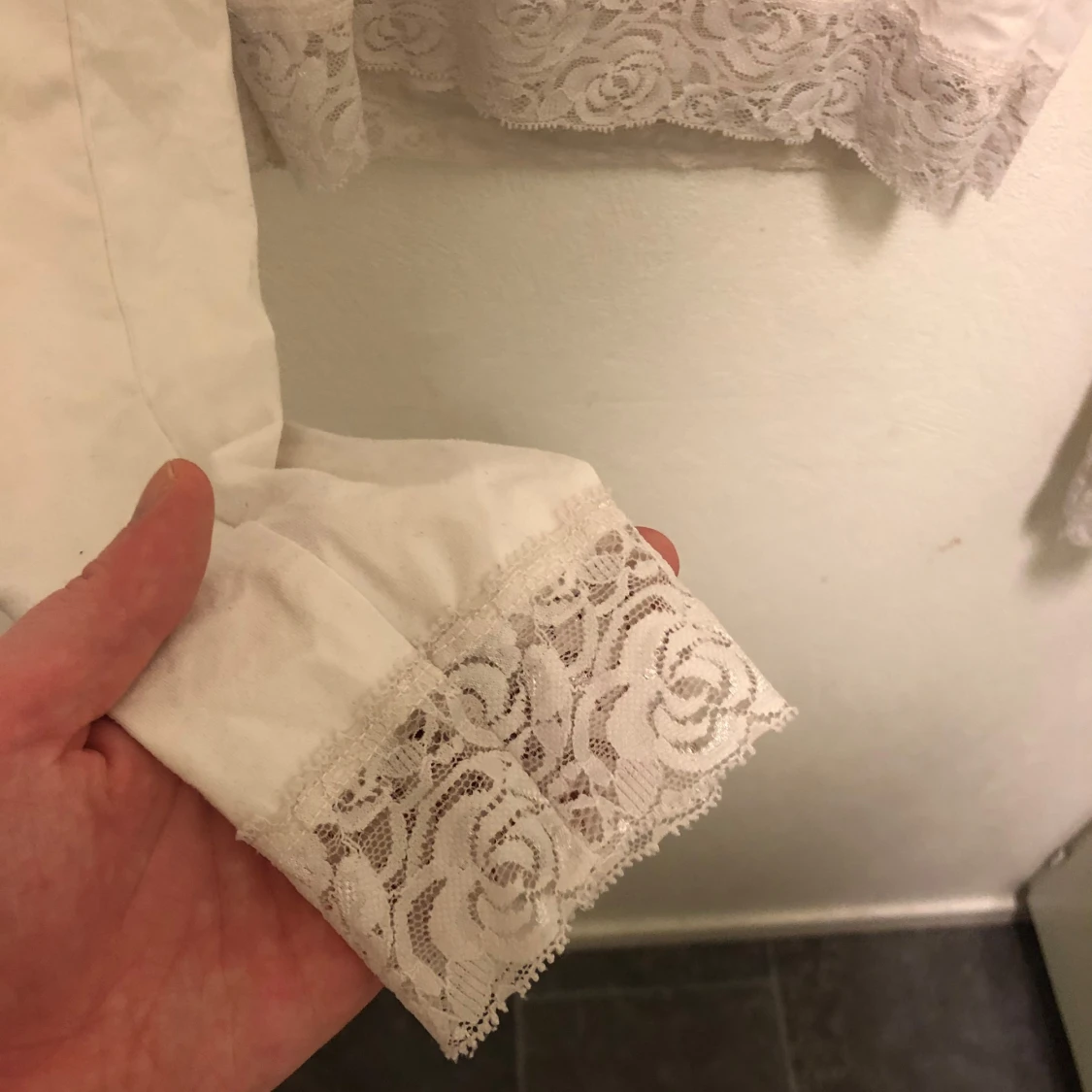 Vit långärmad topp med spetsdetaljer - 1