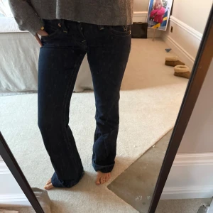 Mörkblå bootcut jeans från True Religion - Säljer ett par mörkblå jeans från True Religion, Såå snygga och så unika! Går inte att hitta någon annanstans då dem är köpta vintage!!