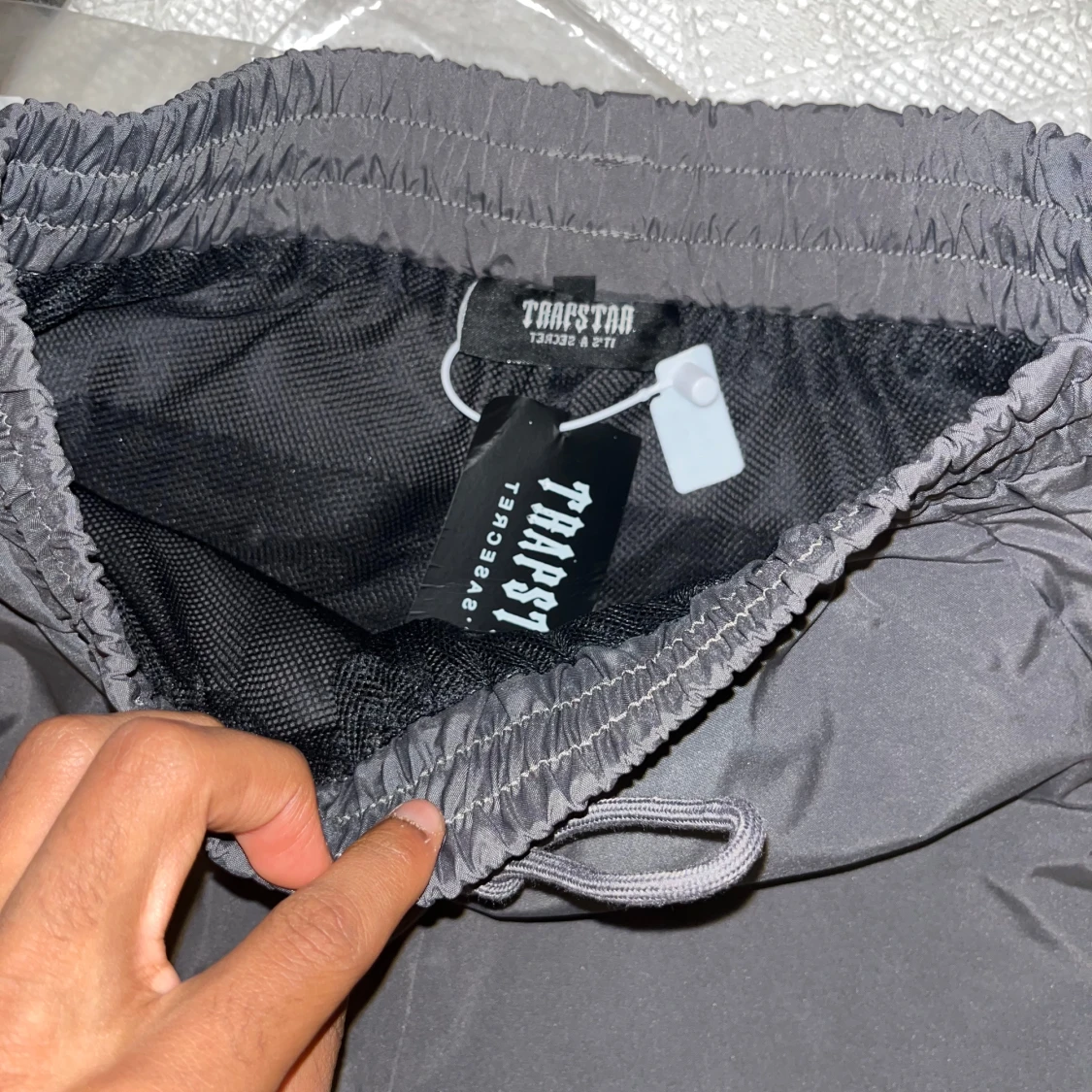 Trapstar grå och svarta shorts - 2