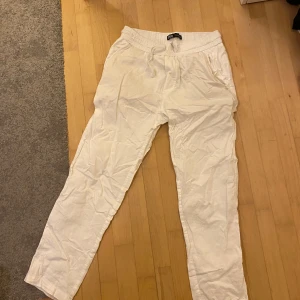 Vita linnebyxor från Zara - Säljer ett par fräscha vita linnebyxor från Zara i storlek S. Byxorna har elastisk midja med snörning och raka ben. Perfekta för chill dagar eller när du vill ha en clean och luftig look. Fickor på sidorna och bak för extra stilpoäng. Pris kan diskuteras!