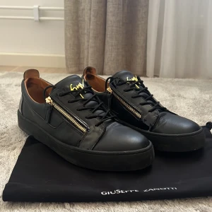 Giuseppe zanotti skor - Svart läder med guldiga detaljer. Lite använda. Ser ut som nya de behöver bara tvättas. Box och tillbehör kommer såklart för mer bilder eller frågor de ba o skriva.