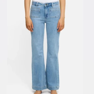 Bootcut jeans  - Snygga ljusblå bootcut jeans från BikBok med fickor fram och bak, nästan helt nya 🤗 Strl 25, längd 32 