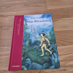 Ronja Rövardotter - Följ med Ronja på äventyr i en magisk skog fylld av mystik och faror! Perfekt för unga som älskar spänning, vänskap och att utforska nya världar. En klassiker som inspirerar till mod och fantasi.