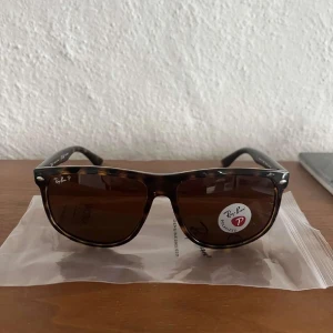 Rayban boyfriend - Snygga Ray-Ban Boyfriend solglasögon | passar alla personer och stilar och tillfällen | nyskick| säljer för ett bra pris så alla ska se fina ut till sommaren😊| nypris 1300kr erbjudandet går ut 5e september 