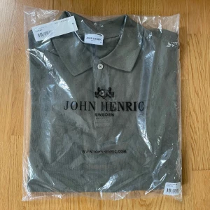 Oanvänd olivgrön piké från John Henric  - Helt ny och oanvänd. Bomulls pike från John Henric i storlek S. Piken är väldigt lik Ralph laurens. Nypris är 599kr. Hör av dig vid frågor! 