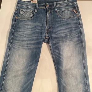 Replay jeans  - Snygga blåa Replay jeans i modellen Anbass, storleken är w31 L32 men passar mig som har w30. Lite slitna men i riktigt fint skick fortfarande, skriv ang funderingar!