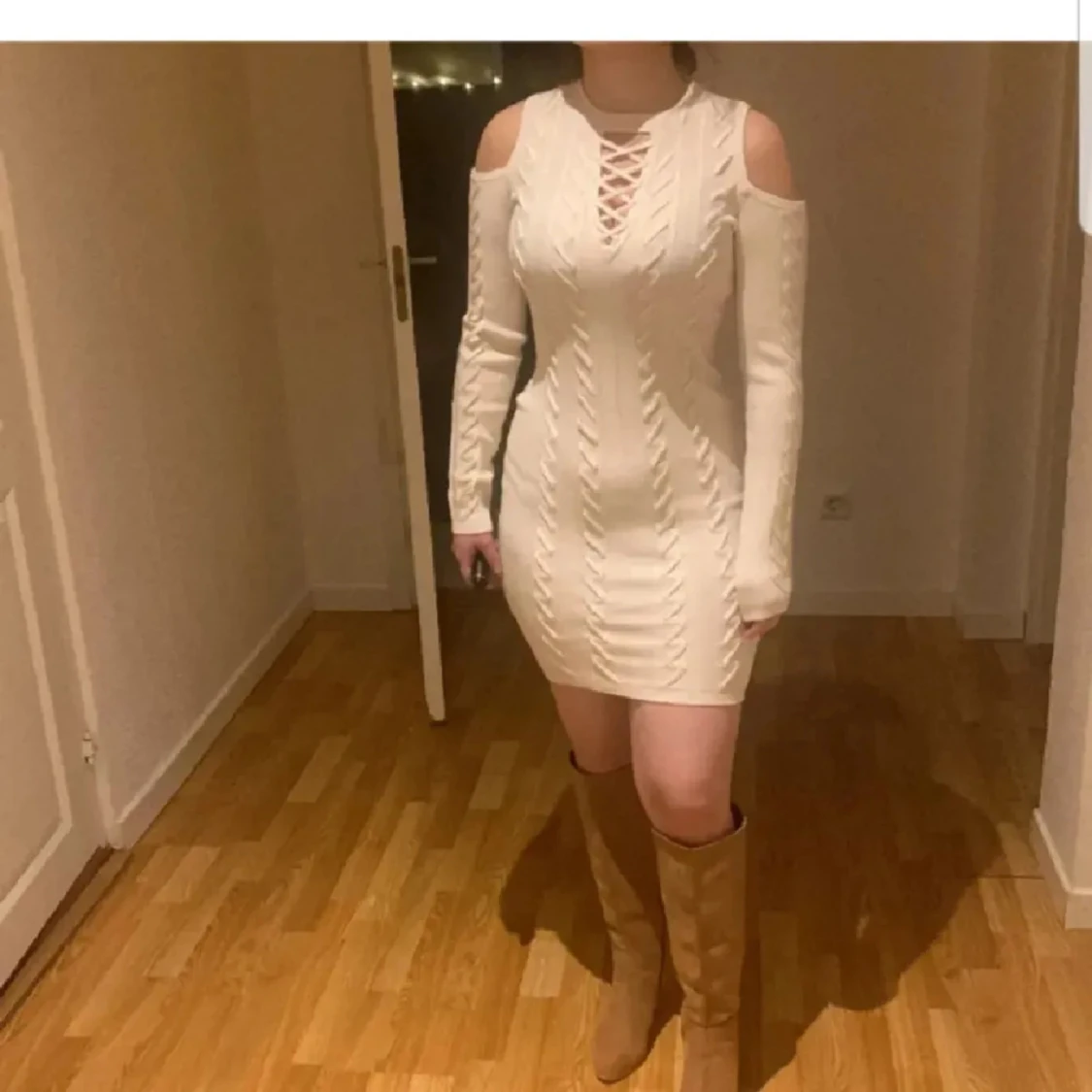 Vit stickad kortklänning från Guess