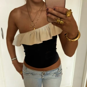 Svartvit one shoulder volangtopp  - Så fin svartvit one shoulder volangtopp! Jag är 168 och det är mina bilder, köp via köp nu direkt eller Swish, kvar tills markerad som såld 💖 