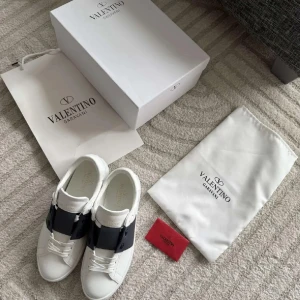 Valentino open  - Säljer nu mina valentino open eftersom dom är lite för små för mig och tänker att de bättre att sälja dom och köpa ett par som verkligen passar! Vid frågor hör av er!