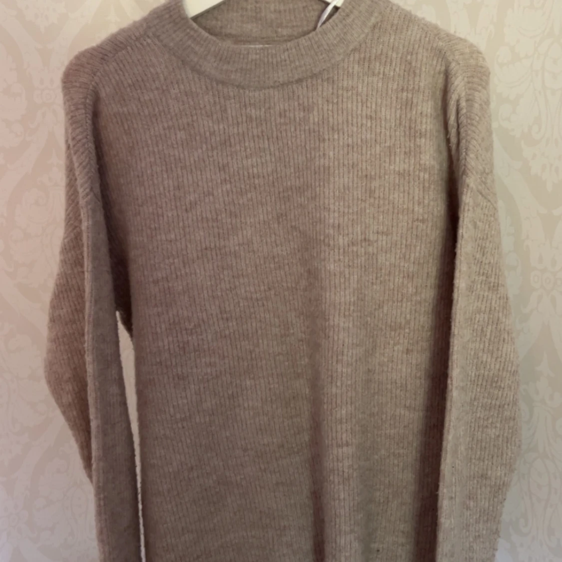 Beige ribbstickad tröja från ONLY