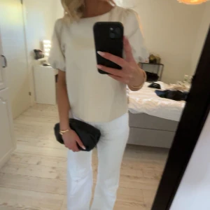 Skinn blus - Superfin blus med trekvartsärmar och puffarmar! Beige skinnimitation!💃