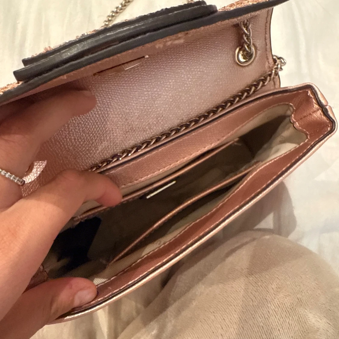 Rosa glittrig axelväska från Guess - 1