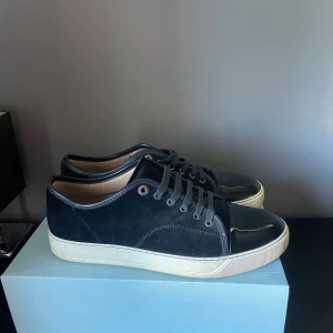 Lanvin - Säljer dessa Lanvins i riktigt bra skick och man får även med lådan vid köp. Skriv vid andra frågor och funderingar!