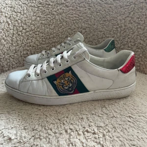 Gucci ace tiger  - Tjena! Gucci ace tiger till säljes nu för 1799kr, skick 8,10 inga större skador på skorna och väldigt fräscha, skorna är självklart äkta! Storlek 41,5, hör av er om ni är intresserade👍🏻✅