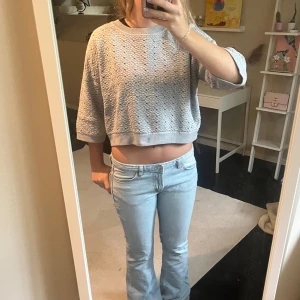 Croppad tröja - Säljer denna tröja! Kontakta vid frågor eller intresse❣️