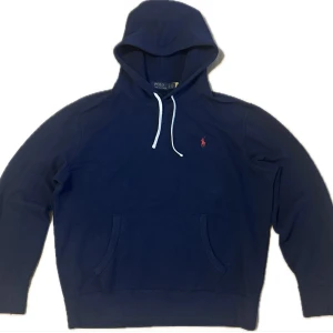 Marinblå hoodie Polo Ralph Lauren - En mörkblå polo ralph lauren hoodie i jätte bra skick, vid funderingar hör bara av dig och priset går att diskuteras vid snabb affär 🤙