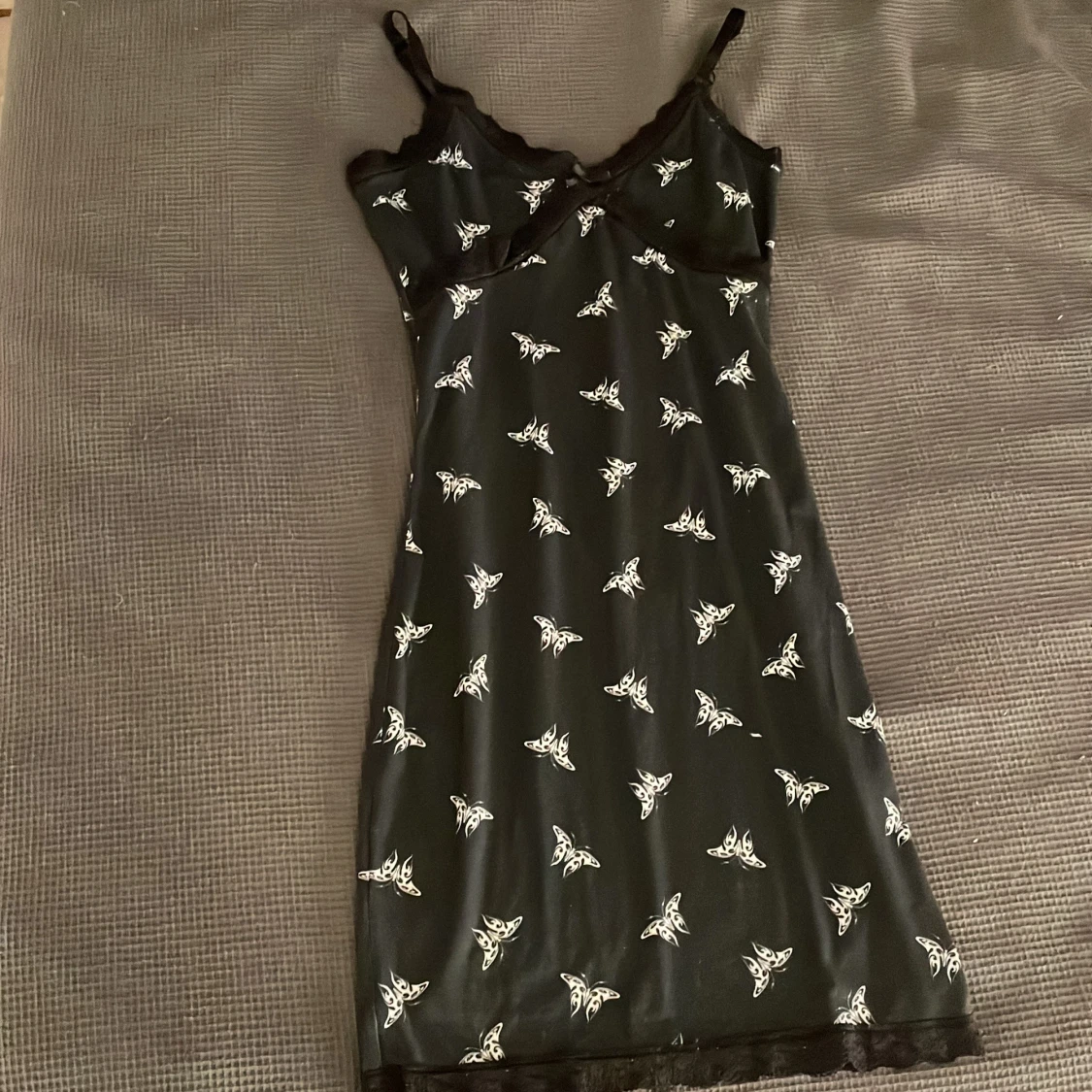 Svart kort klänning med fjärilar H&M