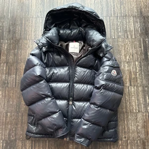Moncler maya - Jag säljer nu denna feta moncler maya, som är perfekt för vintern. Jackan är använd men har inga tydliga defekter. Den är såklart äkta och jag har äktahetsbevis, det är bara att fråga. Vid intresse av fler bilder så skriv, priset är inte hugget i sten. Jackan är tidigare köpt för 8000kr begagnad.