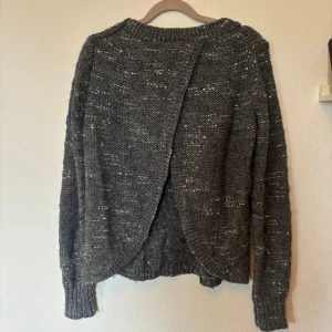 Öppen rygg tröja - En stickad tröja med öppen rygg. Är grå och har också silvertrådar i tyget. Från banana republic i storlek S.  Skriv om du har några frågor🩷