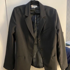 Svart kavaj från Hennes Collection - Klassisk svart kavaj från Hennes Collection i storlek 40. Skriv om mer info/bilder behövs❤️