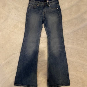 Blå bootcut jeans från H&M Divided - Skit snygga blå bootcut jeans från H&M Divided i storlek 36. Nästan som nya. Skriv om mer info/bilder behövs❤️