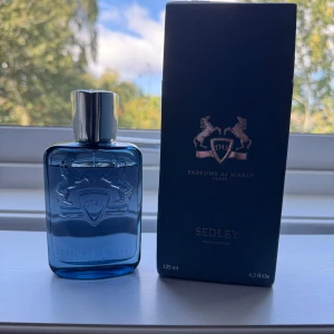 Parfums de Marly Sedley 125ml - Säljer PDM Sedley 125ml, nästan full. Riktigt bra everyday parfym för de som gillar fräscha dofter. Iprincip full, bedöm mängd själva. Pris är diskuterbart vid snabb och enkel affär! :)