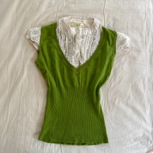 Grön blus med vit krage - Söt topp! Grön väst med ”inbyggda” ärmar och krage. Står ingen storlek men uppskattar den som XS/S