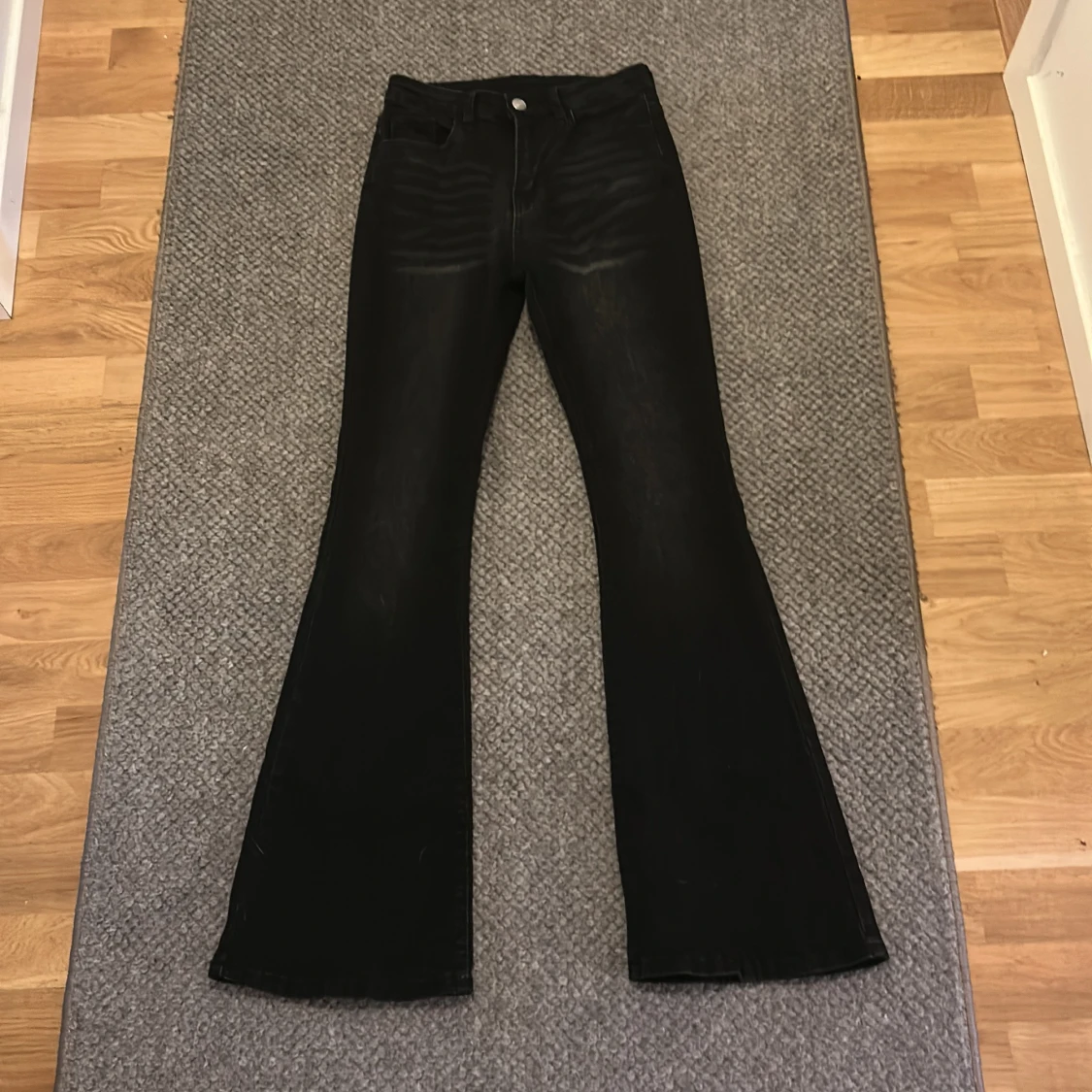 Svarta bootcut jeans från SHEIN i storlek S