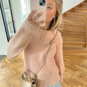 Stickad tröja - Jättefin ljusrosa stickad tröja med boatneck/ off shoulder modell från gina tricot som  inte säljs längre, jätteskönt material. Andra bilden är min