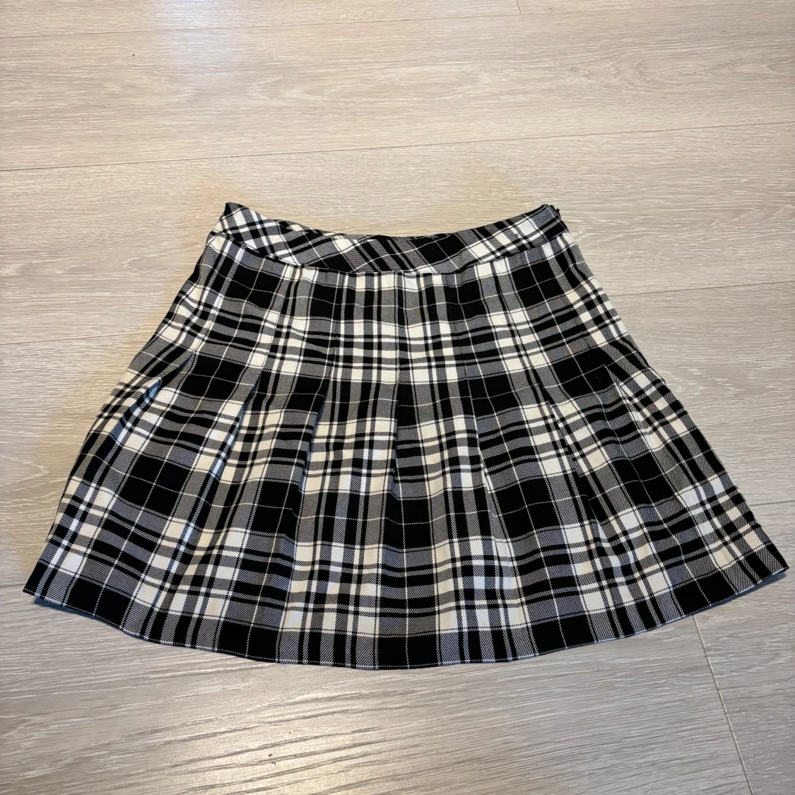 Svartvit rutig plisserad kortkjol
