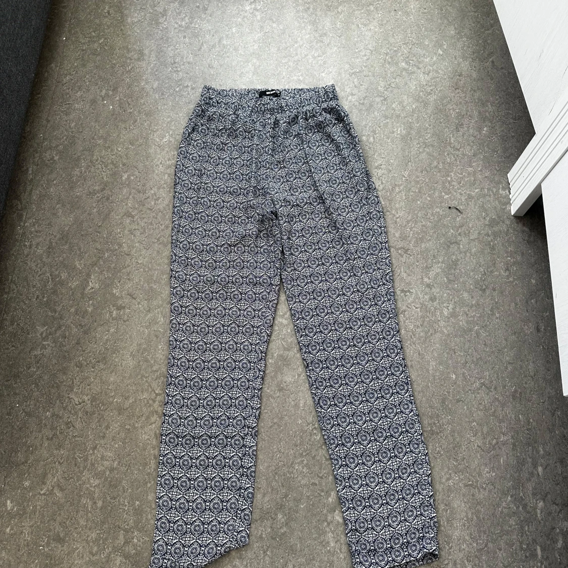 Mönstrade byxor från BikBok