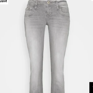 Grå bootcut jeans från LTB - Säljer ett par snygga grå jeans med bootcut-modell och ljus tvätt från LTB. Använda ett fåtal gånger utan större tecken på slitage, däremot slitning längst ner på byxan( se bild)