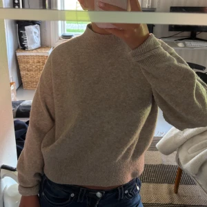 Beige stickad tröja från & Other Stories - Säljer en beige stickad tröja från & Other Stories med ribbade muddar och hög hals. Tröjan har en loose passform och långa ärmar💗💗