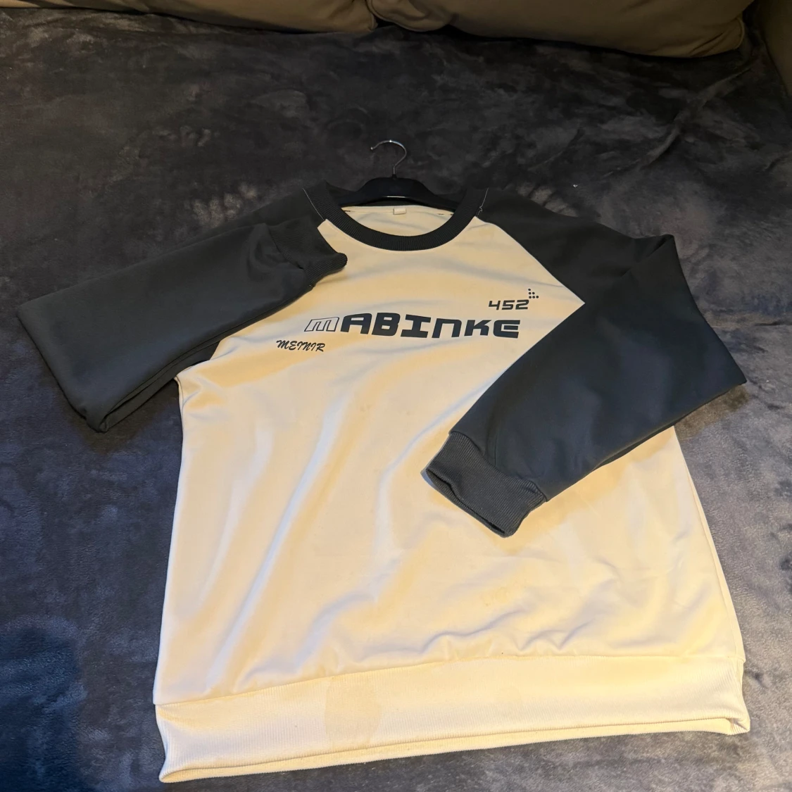 Svartvit sweatshirt från Mabinke - 1