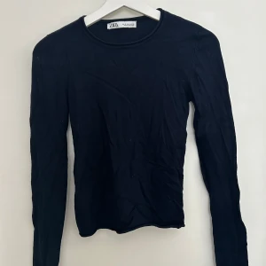Zara tröja  - Marinblå stickad tröja från Zara i storlek S. Använd men i helt och fint skick. 