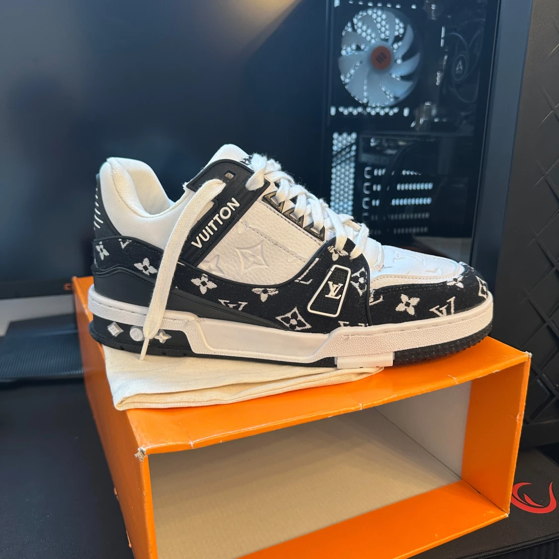 Louis Vuitton svartvita sneakers strl 42 - 1