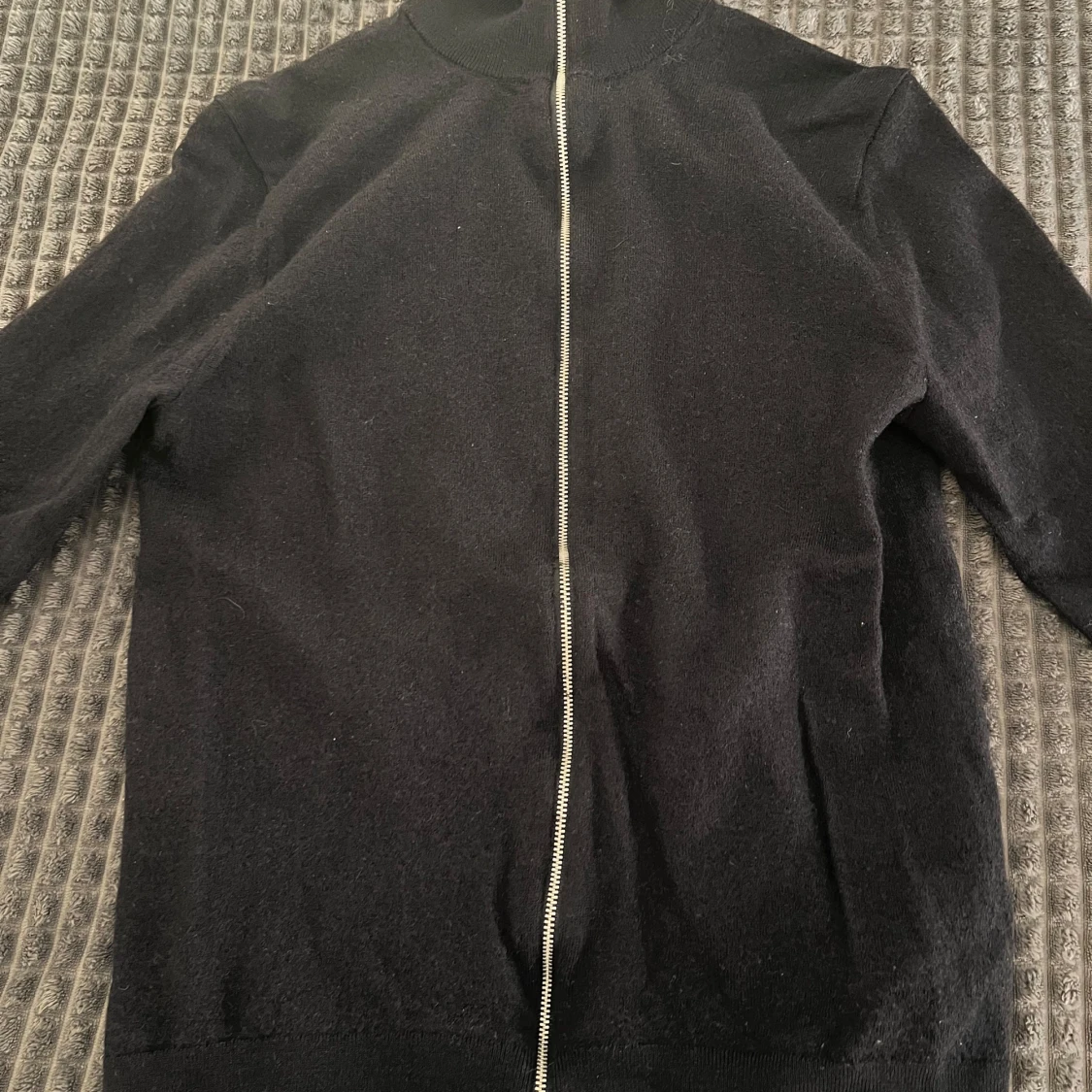 Svart hel-zip tröja i merinoull från Riley - 1