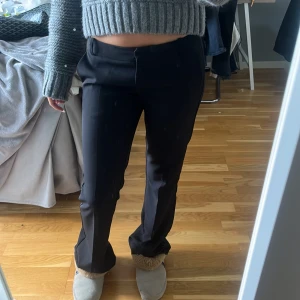 Låga Svarta kostymbyxor - Snygga lågmidjade svarta kostymbyxor från bik bok. Jag har sprättat upp dem längst ner så att de skulle bli längre men det är inget som syns😊 innerbenslängd är 75 cm ungefär 