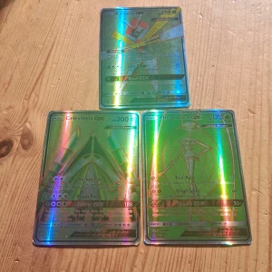 Pokémon GX Ultra Beast-kort: Celesteela, Kartana & Pheromosa - Tre coola och glittrande Pokémon GX Ultra Beast-kort: Celesteela, Kartana och Pheromosa. Perfekt för dig som vill boosta din samling eller spela med unika och kraftfulla kort. Passar både samlare och Pokémon-fans som vill sticka ut i spelet!