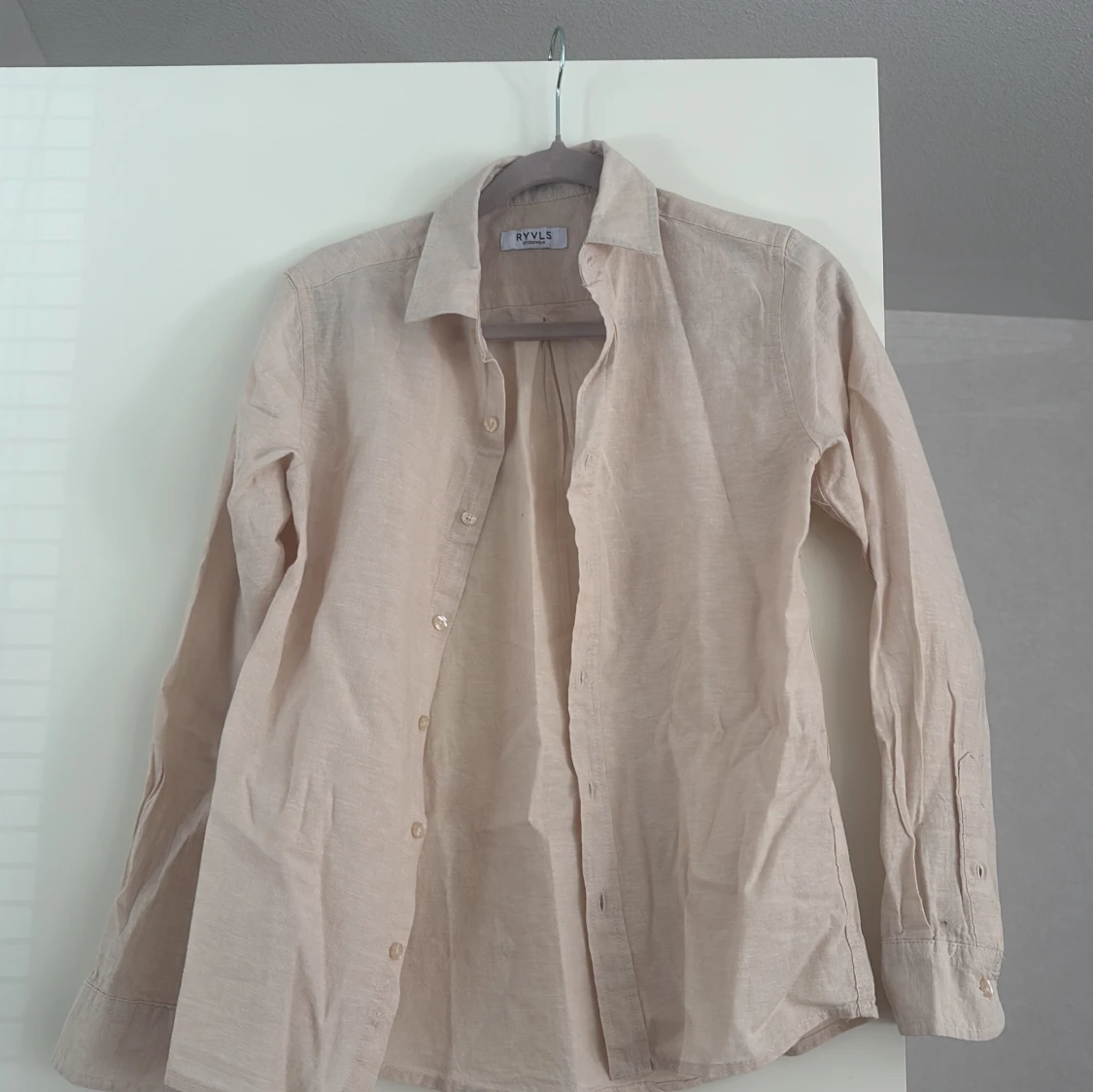 Beige linneskjorta från RYLS