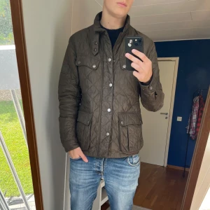 Barbour jacka - Hej! Säljer denna riktigt snygga jackan från Barbour! Nypris 3000kr, mitt pris 325kr, nästan 90% rabatt. Jackan har en liten reva i armen, men inget man direkt ser! Vid fler frågor är det bara att kontakta mig! //Nils