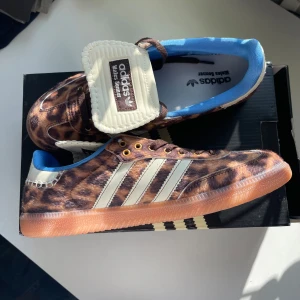 Adidas Wales Bonner Samba Leopard sneakers - Priset kan diskuteras🚨‼️Unika Adidas Samba Wales Bonner sneakers i UK 9,5 vilket motsvarar ca 43. Skorna är leopardmönstrade i brunt och beige pony hair, vita detaljer och blå insida. Säljer då de är  för små för mig. Perfekta nu för hösten. OG box och Vinted Äkthets-verifiering ingår. 