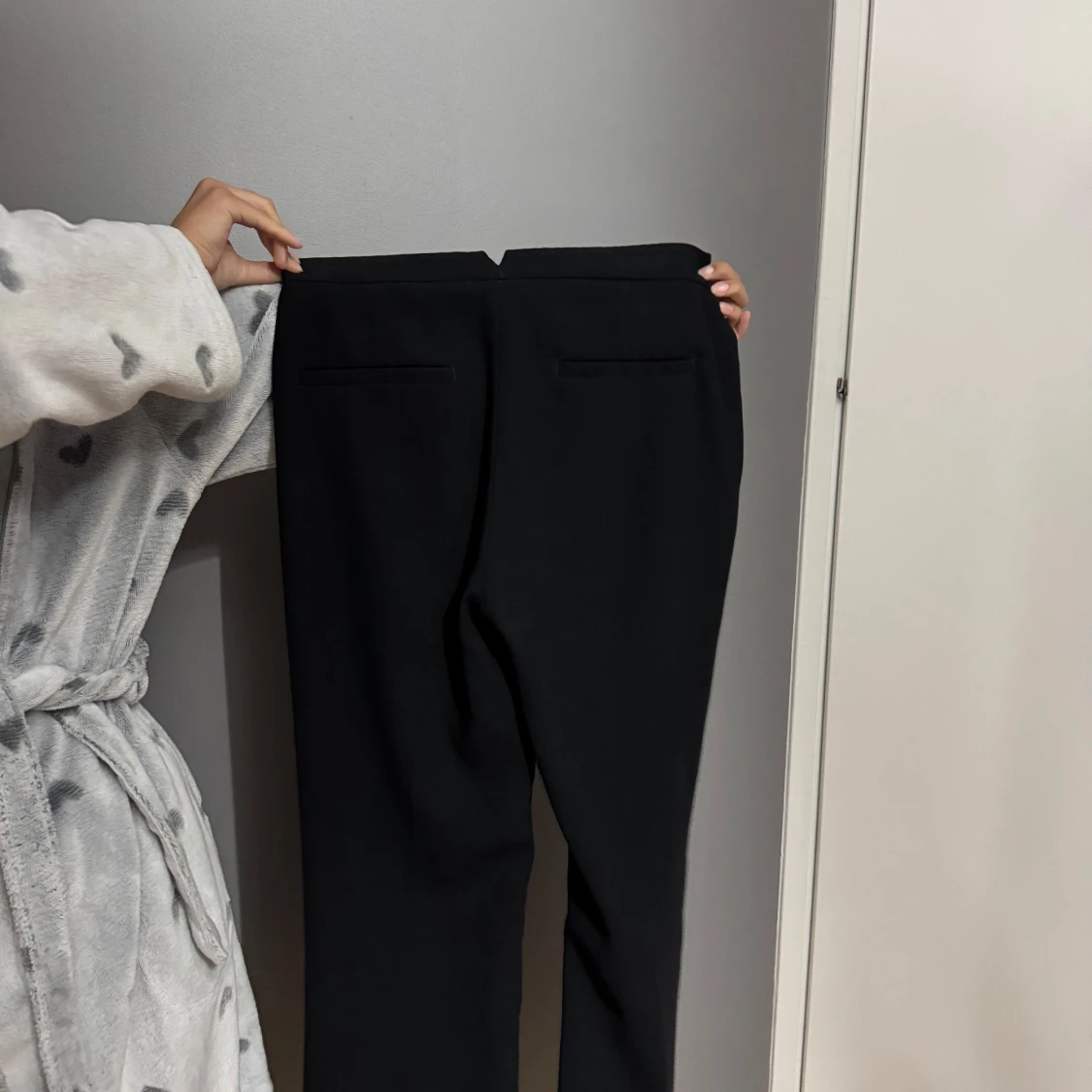 Svarta lågmidjade kostymbyxor från Zara - 1