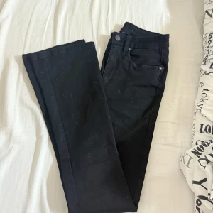 Flare jeans - Säljer dessa fina jeans eftersom de är för små🫶🏻 byxorna är köpta för 600kr