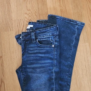 Gina jeans - Superfina mörkblåa gina jeans med broderade fickor💗 Strl 158