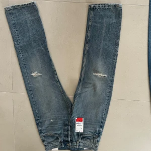 Zara jeans med slitningar i modellen regular - Zara jeans med slitningar i modellen regular, storlek 38. Köpte de till min brorsa men de passade inte honom och när vi skulle lämna tillbaka de var det försent. De har aldrig andvänts men bara provats på. Väldigt bra skick 👍 (kille)